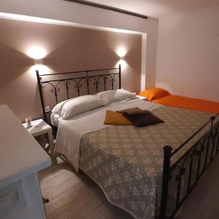 La Nicchia Del Borgo Taranto Exterior foto