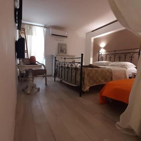 La Nicchia Del Borgo Taranto Exterior foto