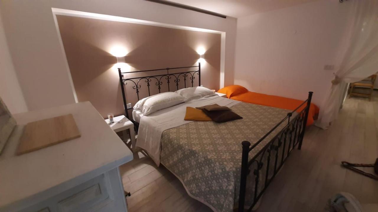La Nicchia Del Borgo Taranto Exterior foto