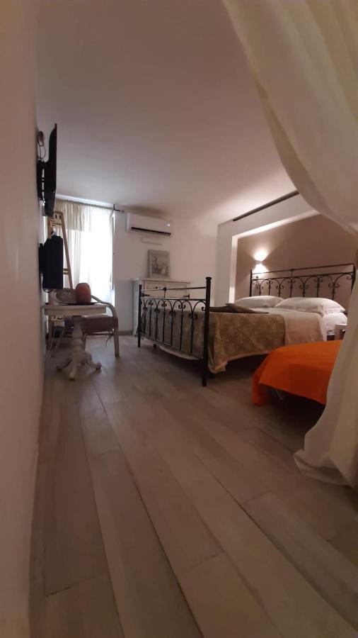 La Nicchia Del Borgo Taranto Exterior foto