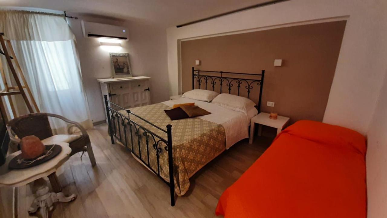 La Nicchia Del Borgo Taranto Exterior foto